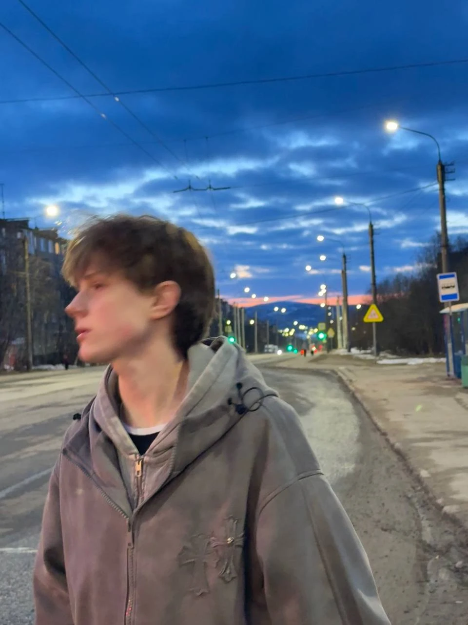 Вячеслав Волошин на улице Мурманска вечером